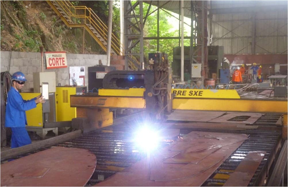 Máquina de corte a plasma ESAB no estaleiro ERIN