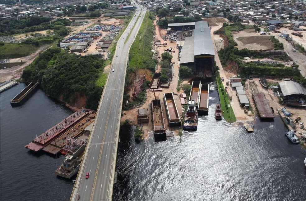 Vista aérea do Estaleiro ERIN às margens do Rio Negro, ao lado da Ponte Rio Negro